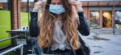 Persoon doet mondkapje op