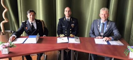 burgemeester Jan de Boer, hoofd Maritieme Ondersteuning CZSK Kapitein ter zee Jos Bloemen en directeur Veiligheidsregio Noord-Holland Noord Krishna Taneja tekenen convenant