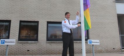 directeur krishna taneja hijst regenboogvlag