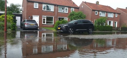Foto waarop wateroverlast in een straat te zien is