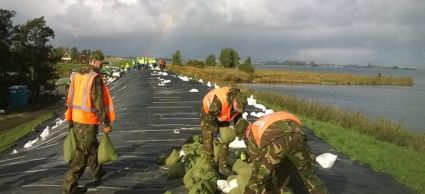 Tijdens een oefening in 2016: Inpakken van een dijk tegen eroderende wateroverslag