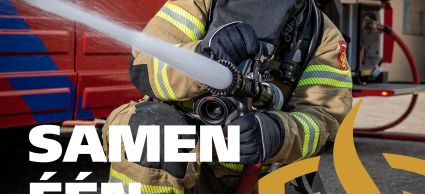Brandweervrouw met brandweerslang en de tekst 'samen één doel'