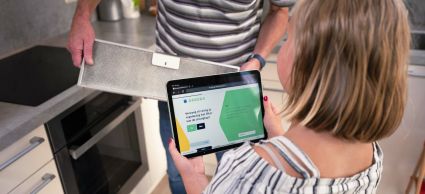 Meisje doet samen met opa de woningcheck