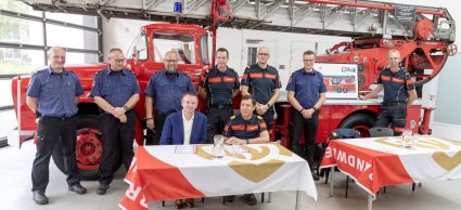 Brandweer en directeur krishna taneja bij ondertekening contract nieuwe hoogwerkers