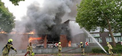 zeer grote brand in winkelcentrum de mare, brandweer, blussen