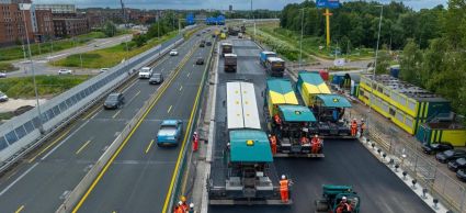 Asfalteren van de brug op de A7 bij purmerend