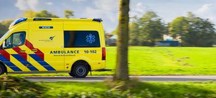 ambulance auto rijden in landschap