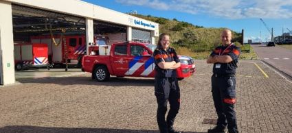 Manschap Kim en bevelvoerder Jarno voor de Amarok bij brandweerwagens.