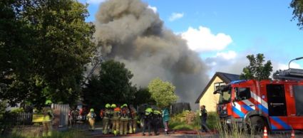 Brandweermannen bestrijden het vuur