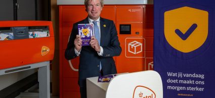 Demissionair minister Van Oosten (JenV) presenteert het informatieboekje ‘Bereid je voor op een noodsituatie’