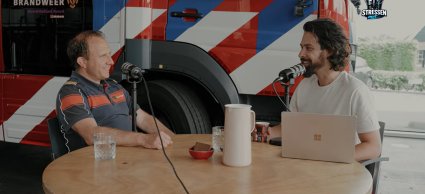Brandweercollega Willem in gesprek met prestatiepsycholoog Jasper