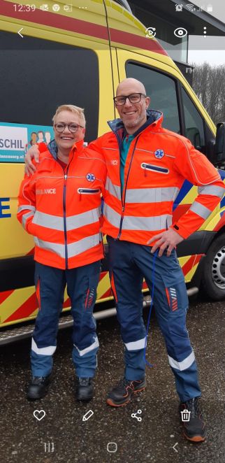 ambulancemedewerkers in nieuwe kleding