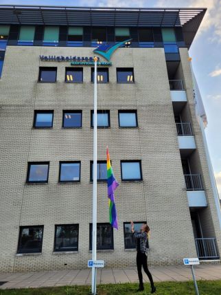 directeur anke kortenray hijst regenboogvlag