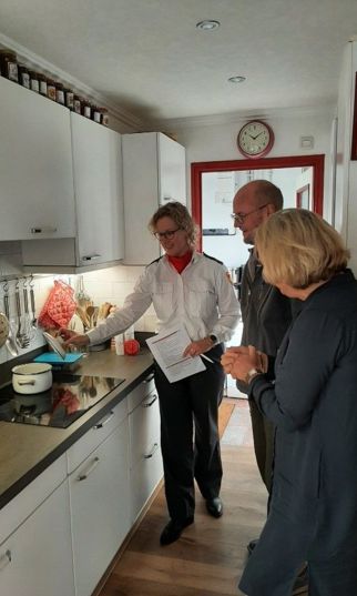 Burgemeester Bonsen-Lemmers en brandweer doen samen woningcheck in Koggenland