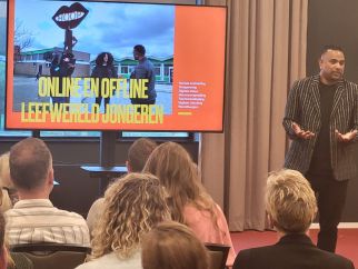 Jerrol Lashley van Bewust Jongerenwerk presenteert zijn presentatie Online en offline leefwereld jongeren