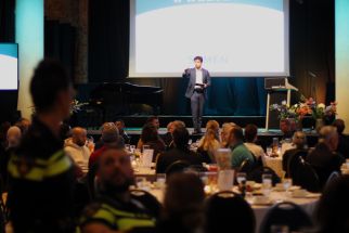 Een spreker op het podium tijdens de Iftar