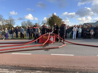 5 mensen die staat bij het opendraaien van de waterkraan
