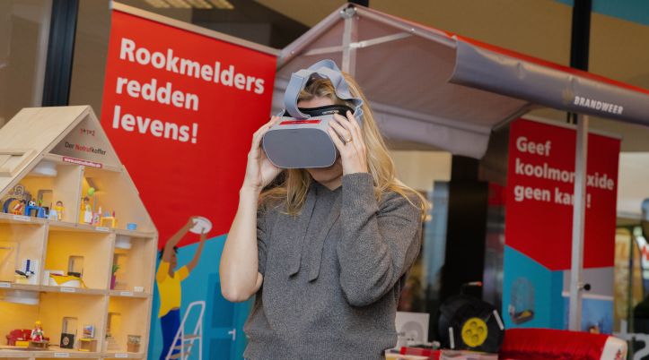 Bezoeker ervaart brandveiligheid met virtual reality bril