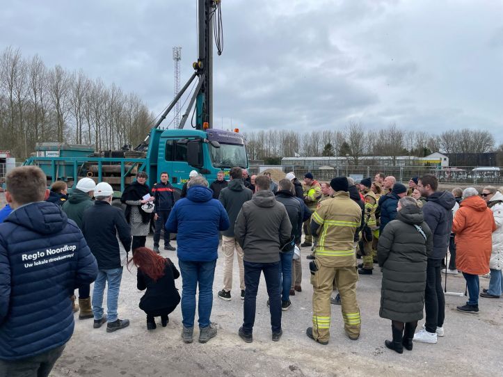 groep mensen kijken naar terrein nieuwe kazerne