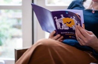 Het informatieboekje waarin staat beschreven wat je moet doen bij een noodsituatie