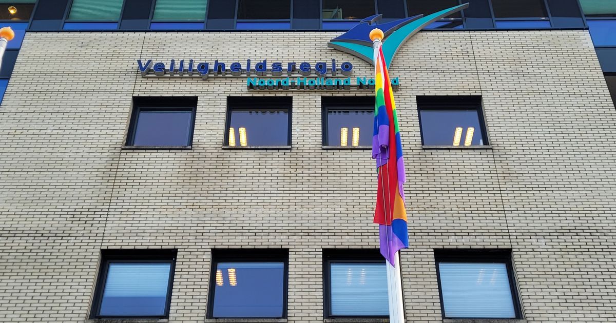 Vandaag wappert de regenboogvlag - Veiligheidsregio Noord-Holland Noord